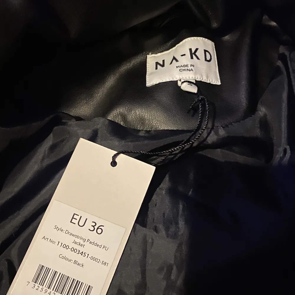 Säljer en svart skinn puffer jacket i storlek 36, helt oanvänd har prislapp kvar. Jackor.