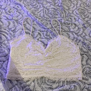 Vit topp - Vit topp, knappast använd och väldigt söt