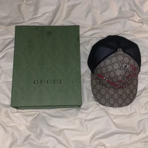 Gucci Kingsnake keps - En Gucci Kingsnake keps som inte säljs längre Storlek L, passar dig som har M också. Kepsen är i bra skick och ska ha 2700 för den. Inga byten och priset är fast. Inget OG