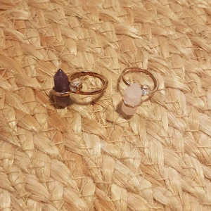 Molly Sandén ringar. För Guldfynd. Strl 16 - Två fina ringar som bara blivit liggandes. Kommer bli rengjorda och se ut som nya vid köp. Använda max 2 gånger. Designade av Molly Sandén för Guldfynd. Stenarna är rosenkvarts och ametist. Ringen i äkta silver. Storlek 16, alltså typ xs. Styckpris. 100:-