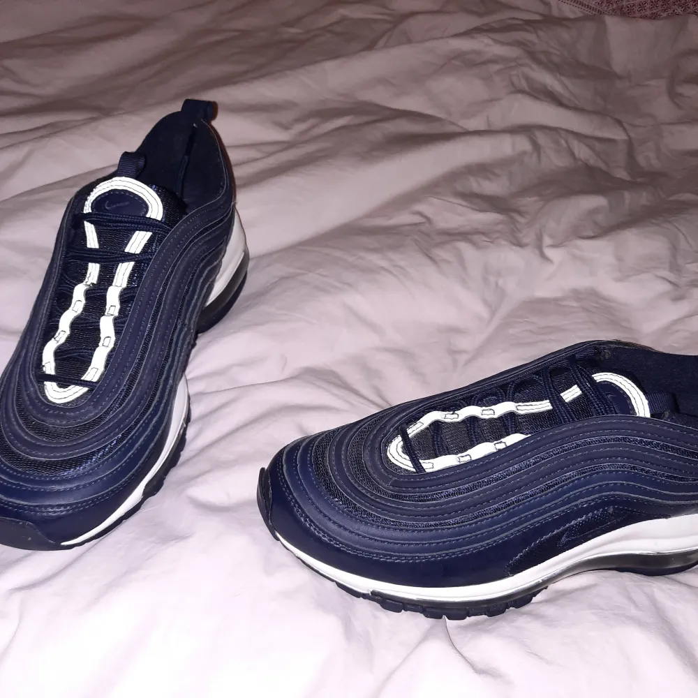 Nike air max 97 storlek 39, vet inte exakt vad colorwayen heter. Skorna är i nyskick, knappt använda. Låda finns inte. Dm för bud. Skor.