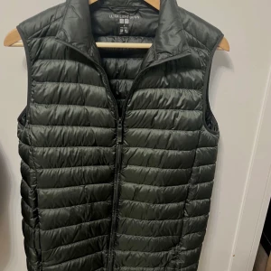 Väst - Hjälper min kille sälja denna väst från uniqlo. Den är knabbt använd och st S , funkar till tjejer med 💕