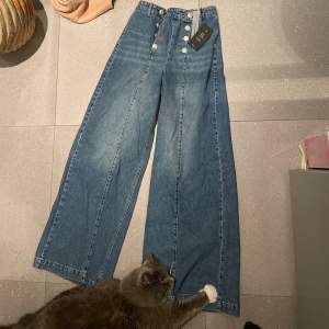 ett par helt sprillansnya 70-tals flare jeans i storlek xxs, de är verkligen skitsnygga men säljer då de är alldeles för stora för min kroppstyp 💔skulle nog snarare säga att de passar en S! prislapparna sitter kvar, nypris 649kr <3