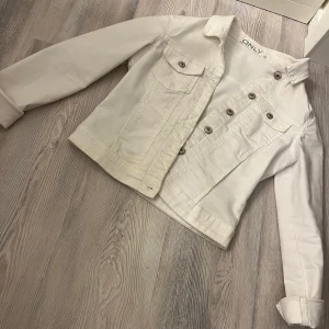 Vit jeansjacka  - Denna jeansjacka är ifrån Only i storlek 36, säljs för 75kr!