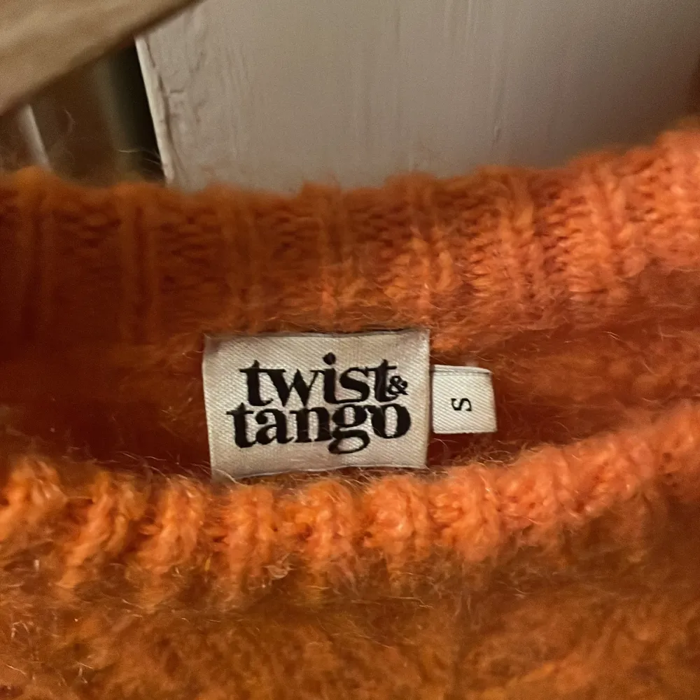Säljer denna oranga tröjan som är stickig från twist and tango för 400kr. Stickat.