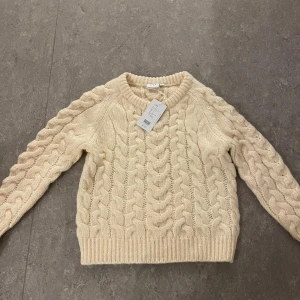 Stickad beige tröja - Stickad beige tröja från vila med prislappen kvar. St S men passar xs/s också. Ny pris 220