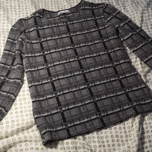 Zara mönstrad tröja strl S - Långärmad mönstrad tröja från Zara, med silver knappar på armarna sitter bra på kroppen även i bra skick 