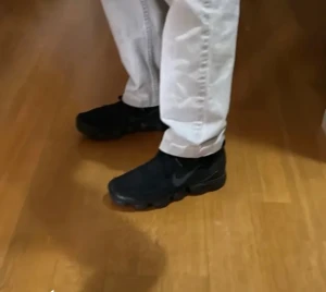 Nike vapor max - Säljer mina nike vapor max den har ett hål som ni ser och på ena skon är luftbubblan lite trasig storlek 42