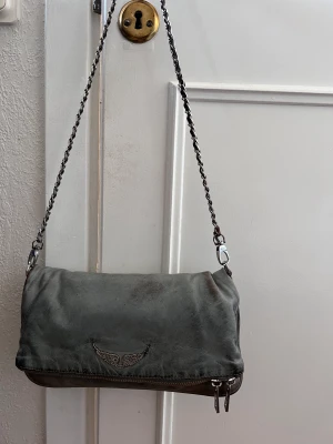 Zadig Voltaire  - Säljer min superfina Zadig väska! Den producerad inte längre. Den är välanvänd & därav lite sliten - men fortfarande hur snygg som helst! Skriv om du vill ha fler bilder 💕💕💕💕 pris kan diskuteras spklart 
