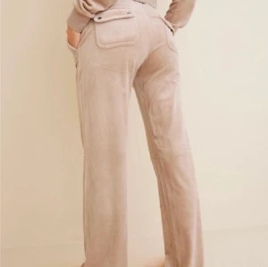 Juicy couture beige - Säljer mina knappt använda juicy couture då de ej kommer till användning
