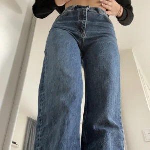 zara jeans - storlek 36 från zara. Knappt använda, bara hängt i garderoben. 