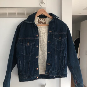 Jeansjacka  - Jeansjacka med ull i som är varm för hösten/vintern. Köpt second hand men inte kommit till användning. Tar swish