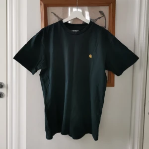 Carhartt t-shirt  - basic t-shirts från carhartt Men's size Mörkgrön.  Alla 3 för 150kr