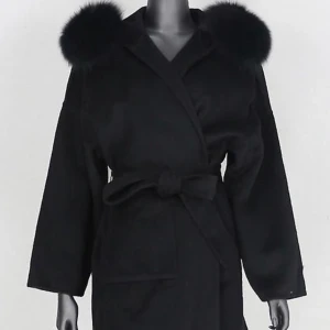 Pälskappa - Super fin pälskappa perfekt inför vintern äkta päls! Säljer till den som budar högst, säljer kappan för minst 900kr🫶🏼