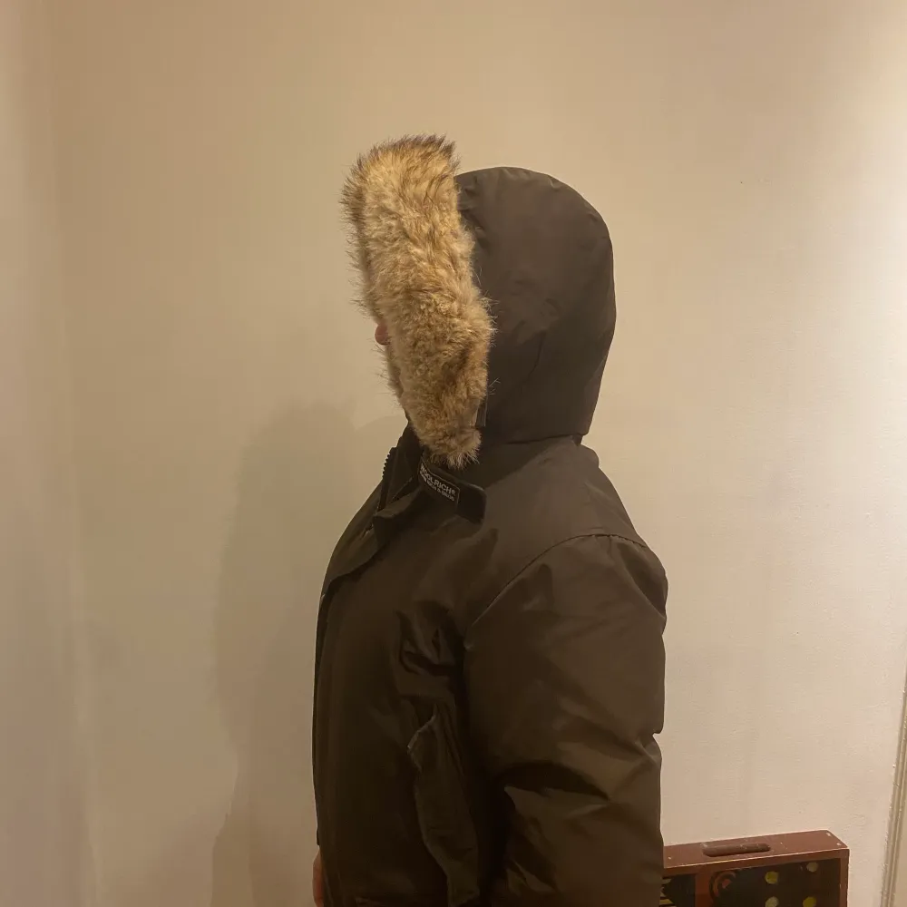 Woolrich jacka/parka herr Storlek: S Ärvd av min bror. Har inget kvitto etc. Har några år på nacken. Inget fel på utsidan, men vissa defekter på insidan (inget man märker av).. Jackor.