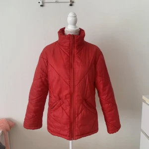 Röd jacka  - Röd jacka för 79kr. S-XL. Kan frakta men kan också mötas upp och lämna över i Trollhättan, Vänersborg, Mellerud, Uddevalla:) 