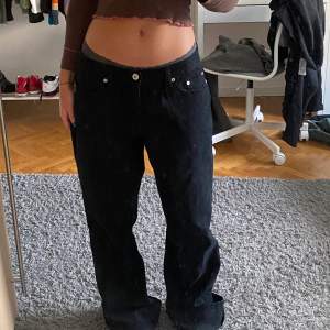 Svarta lågmidjade jeans som är ganska baggy, köpta secondhand. På bilden är byxorna uppvikta men jag har klippt dem vid vikningen. Fråga om du vill ha fler bilder på byxorna! 