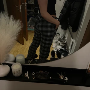 Pyjamasbyxa - Dom är från ullared men säljer då jsg har fler liknande så dom har inte kommit till någon använding.  Helt nya, pridlappen är borrtagen men har aldrig använt dom. Dom är från herravdelingen och dom passar både tjejer och killar  Mysiga nu till jul!