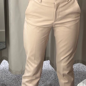 Kostymbyxor - Kostymbyxor hm, säljer pågrund för korta för mig som är 1,60m. Köparen står för frakten.