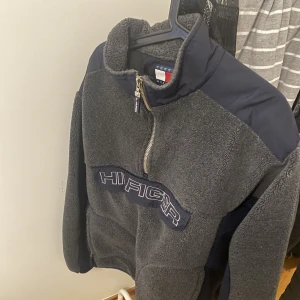 Jacka - Tja, säljer min ”jacka” evt ej vad man ska kalla den😅, men den är använd i väldigt bra skick så typ som ny. Passar bra till snön för de håller dig jättevarmt o skön!. Storlek M men passar S om man vill ha den lite oversize 