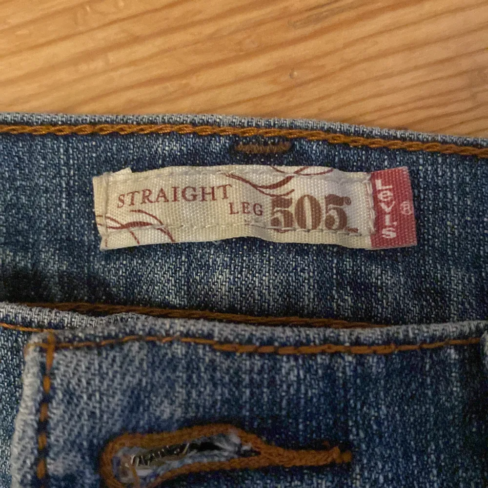 Jättesnygga lågmidjade levisjeans i jättebra skick köpta för 900kr. Har aldrig använt pga att de tyvärr är för långa för mig som är 160💞. Jeans & Byxor.
