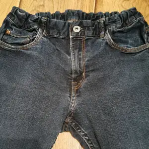 Oanvända Skinny Jeans med 0 Defekter. Dessa jeans finns inte på lager längre och är gjort av ett jätte bekvämt Denim material. Midjan kan stretcha långt och byxorna har två fickor med en mini ficka och två fickor bakom som rymmer mycket. 