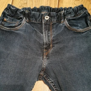 Skinny Fit Jeans från &Denim av H&M - Oanvända Skinny Jeans med 0 Defekter. Dessa jeans finns inte på lager längre och är gjort av ett jätte bekvämt Denim material. Midjan kan stretcha långt och byxorna har två fickor med en mini ficka och två fickor bakom som rymmer mycket. 