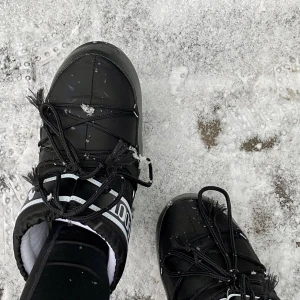 MOONBOOTS - Passa på att köpa världens bästa sko till vintern. Knappt använda, storlek 37. Passar mig som har 36 men även min mamma som har 38. Använda sparsamt. Hela och rena. Pris går att diskutera vid snabb affär 