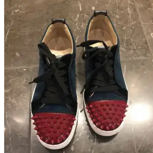 Intressekoll på Louboutin sneakers i bra skick (äkta)  Köpa på Vestiaire och har gått igenom äktahetskontroll.  I storlek 37,5 passar även 38 som mig.  Köpta för mindre än 1 år sedan.