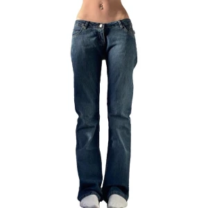 Victoria Beckham - Victoria Beckham jeans med kronan på ena bakfickan😻 41cm i midjan ( mätt rakt över), 84cm i innerbenslängd. Liten slitning längst ner vid foten, skriv för bild