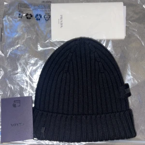 Prada mössa strlk M - Helt ny Prada mössa i storlek M. (nypris 4000) Pris kan diskuteras vid snabb affär! Byten tas emot!