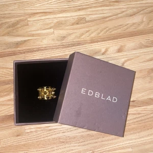 Edblad ring  - Hej! Någon som vill byta sin Edblad ring med mig jag har storlek 17,5 men ifall någon har 18,5 och skulle vilja ha en mindre storlek så är jag intresserad av att byta så hör av dig om du vill byta. Frakten är 12kr