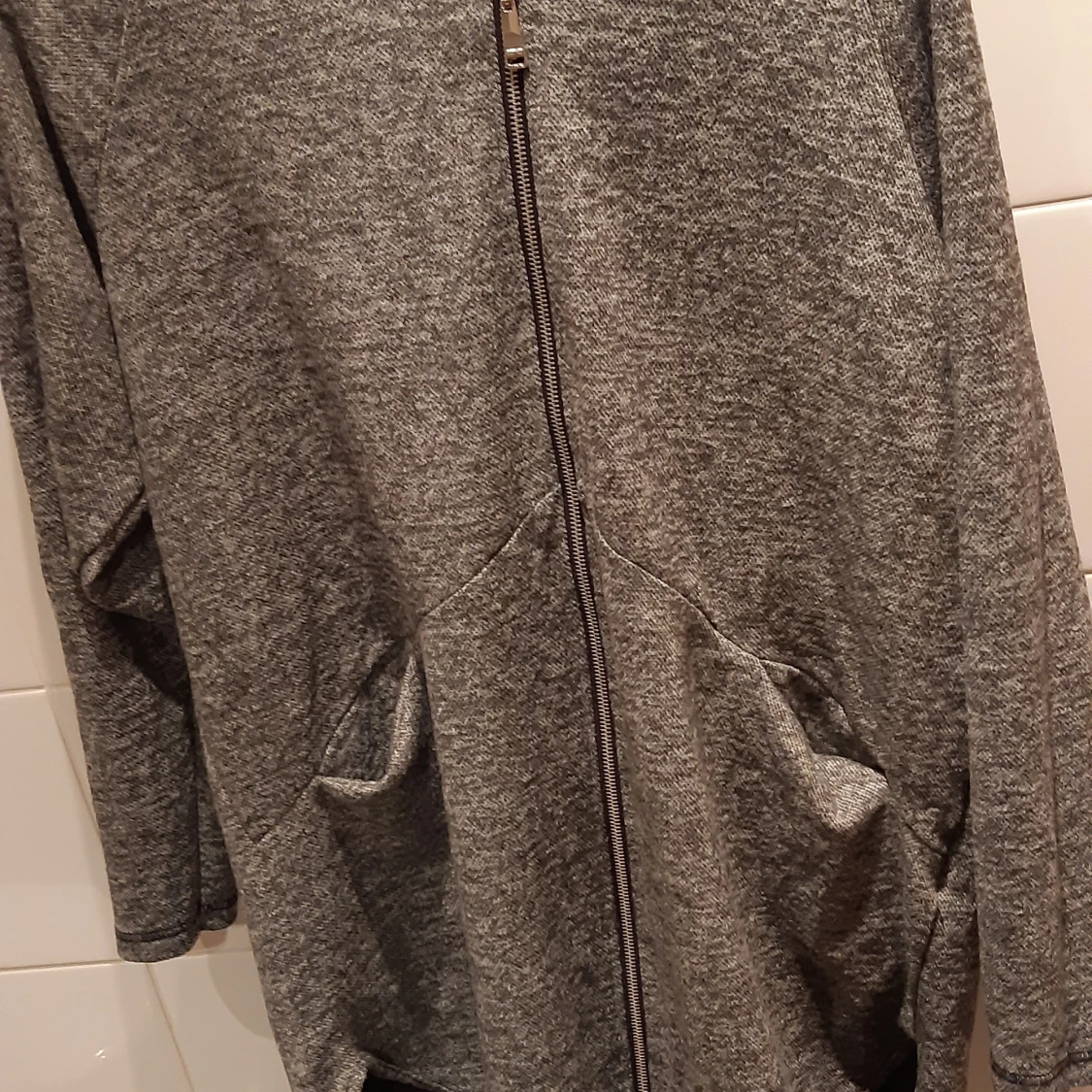 Större tröja (lång framtil till knäna)