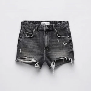 zara shorts - Zara shorts som jag råkade beställa i fel storlek men inte orkade lämna tillbaka🥰kan även tänka mig byta mot en mindre storlek!