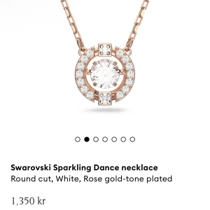 Swarowski halsband - Fått detta halsband i present, endast använt ett fåtal gånger. Nypris ser ni på bild från swarowskis hemsida och även berskrivningen. Kan postas, köparen står för frakt. 