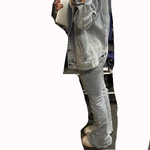 Utsvängda jeans med slits - Fin jeans blå färg, snygg passform.