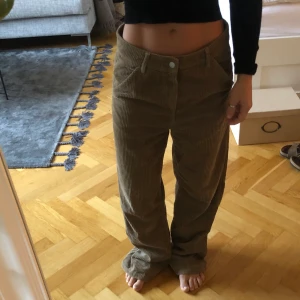 Carhartt manchesterbyxor - Manchesterbyxor från carhartt. Modellen RW/Loose. Storlek 27/32. Riktigt snygga och använda kanske 2ggr, då de tyvärr är förstora för mig. jag är 160cm lång. Köparen betalar frakten.