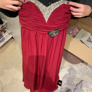 Balklänning  - Köpte 2 balklänningar förra året och denna är ej använd, prislappen kvar fram