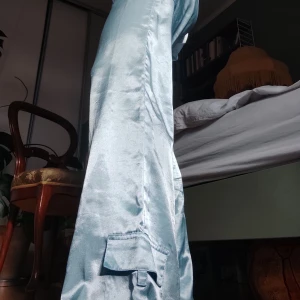 90s silkesbyxor i cargomodell - Byxor från 90-talet, supersköna!!! (Säljer likadana svarta)