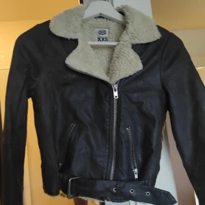 Skinn jacka ....  - Jackan är använd 3gånger.... Den är nyskick ...snygg..