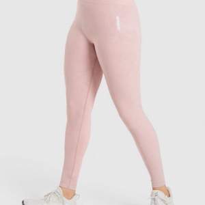 Rosa tights i modellen adapt camo seamless från gymshark. Storlek M