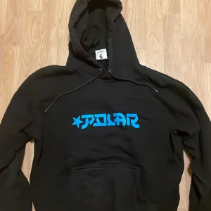 Polar hoodie strl small - Säljer min Polar hoodie, bra skick, inget sönder eller slitet på den. Använd i något år! Nypris 899kr  Frakt står köparen för!:)