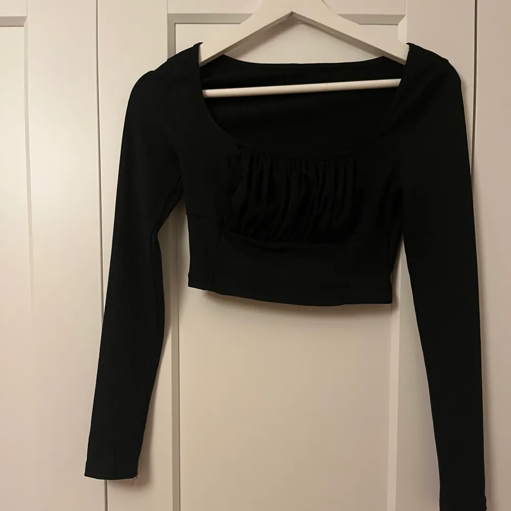SKITFIN svart kort ribbad tröja med räffligt liknade tyg på bröstet. Enkel att styla och är i storlek Xs men funkar även för en Xxs!💕💕. Tröjor & Koftor.