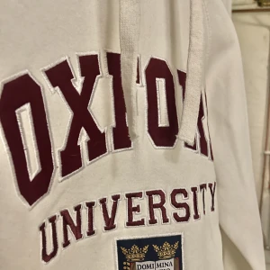 Oxford university hoodie  - Använd typ 2 gånger och i nyskick. Frakt ingår i priset o leveransen är språrbar