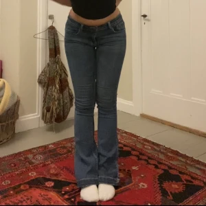 Jeans - Jeans köpta second hand, utsvängda och lowwaist. Bra kvalite och sköna/stretchiga, passar storlek ca i 27/30 (står ingen storlek i jeansen)