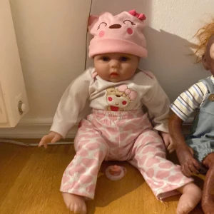 Reborn - Jättefin reborn docka! Har lite fläckar men annars jättefin! Har även lagt upp en annons på blocket men det har inte riktigt nappar där så jag tänkte att jag kunde testa här på Plick istället! Frakten är 40 kr!