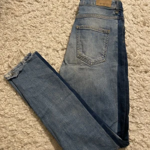 Jeans strl 38 - Jeans från Gina tricot. Ljusblåa med en mörkblå rand på sidorna.  Pris går att diskutera 