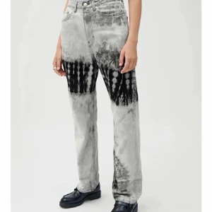 Tie dye jeans - Ett par tie dye jeans från Weekday i modellen Rowe. Användt endast några fåtal gånger. Stolek W28 och L30. Jeansen är highwaisted och straight💕