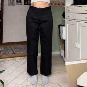 Dickies byxor - Supersnygga svarta byxor från Dickies, ankellånga/cropped. Fick i present men tyvärr förstora för mig.. Helt nya och lappen är kvar! Storlek W26