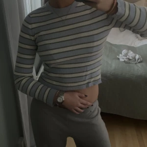 Zara topp - Sååå fin zara topp💙💙 Storlek L men sitter som en S på mig som vanligtvis bär S/M